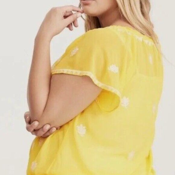 Torrid Yellow Embroidered Floral Short Sleeve Blouse - Size 4 - Picture 2 of 5